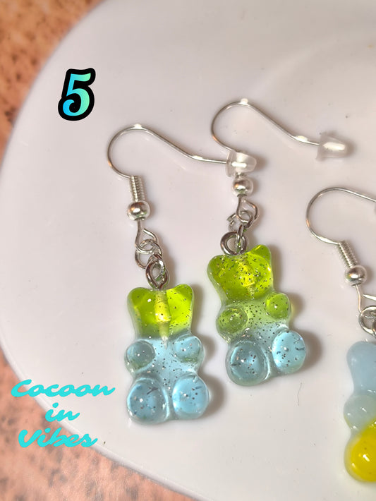 Boucles d’oreilles Nounours Gélifiés – N°5 Vert Clair → Bleu Ciel Translucide Pailleté (Création artisanale Cocoon In Vibes)