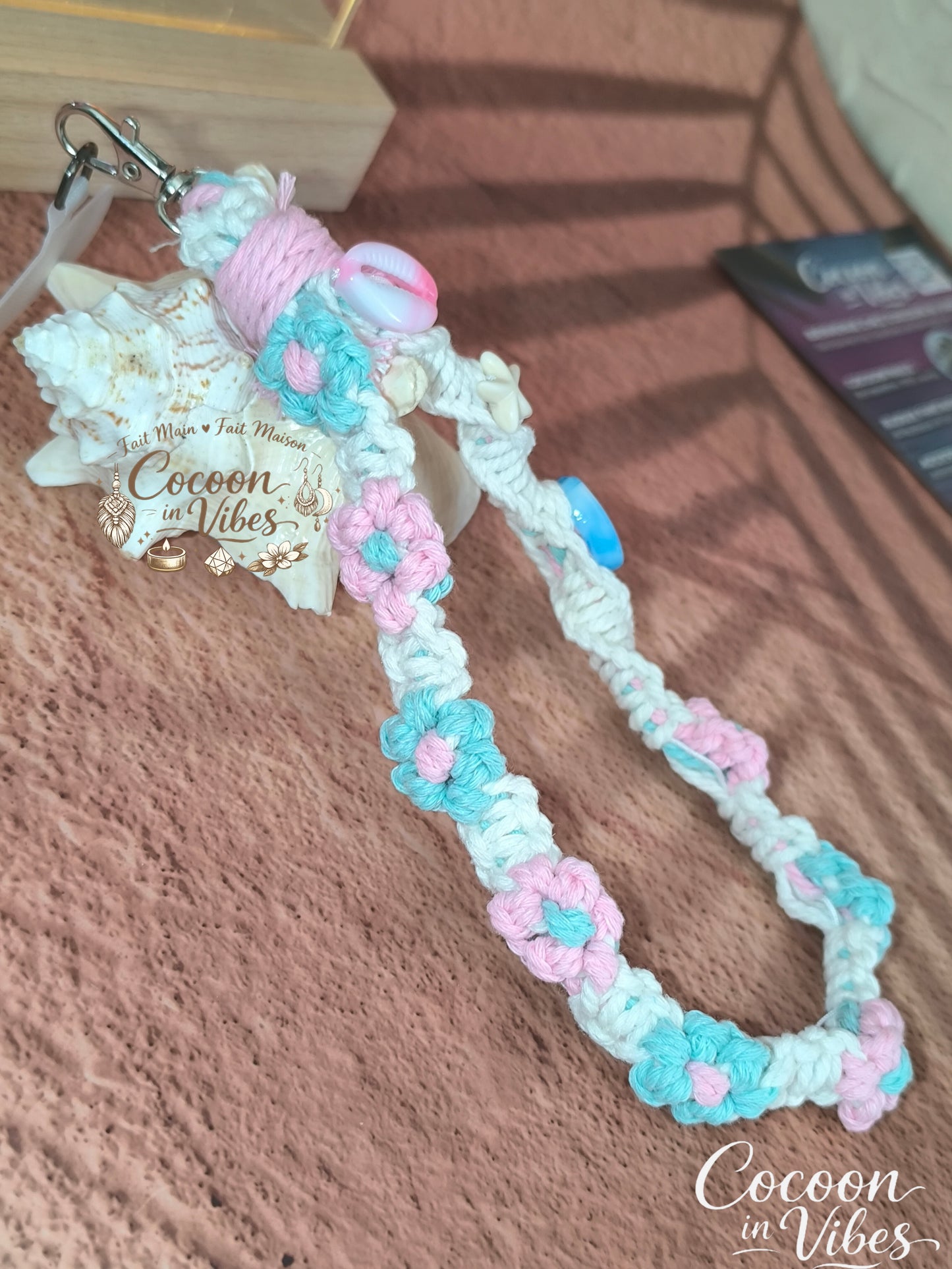 Bracelet de Téléphone "Trésors de la Plage" artisanal tissé en macramé